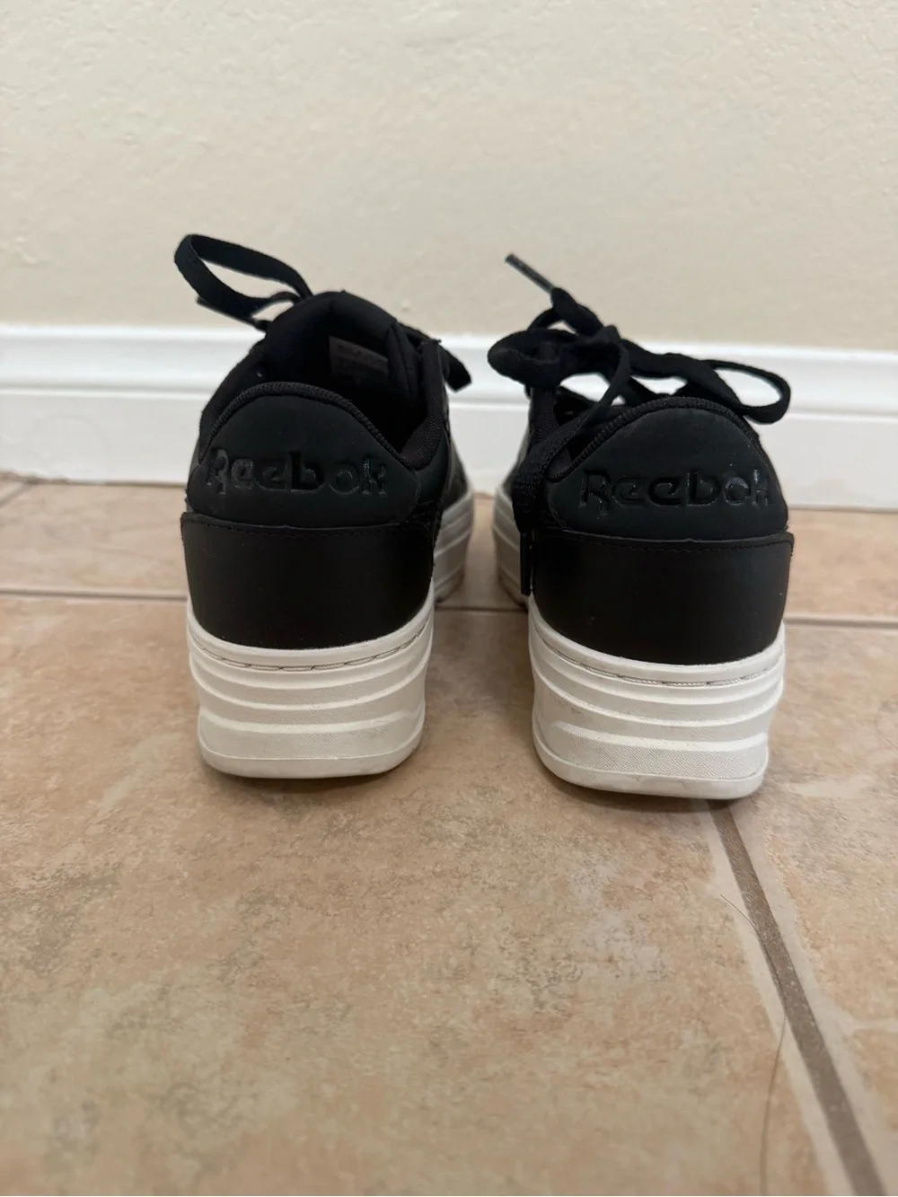 Sz 7 Reebok Women’s Black and White Platform Sneakers
